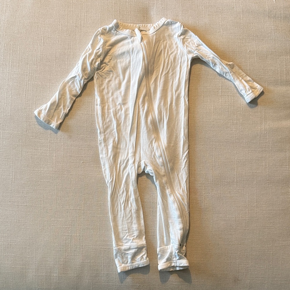 Kyte BABY White Long-Sleeve Footed One-Piece Zip Pajamas